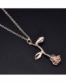 Fém színe: rózsavörös arany...